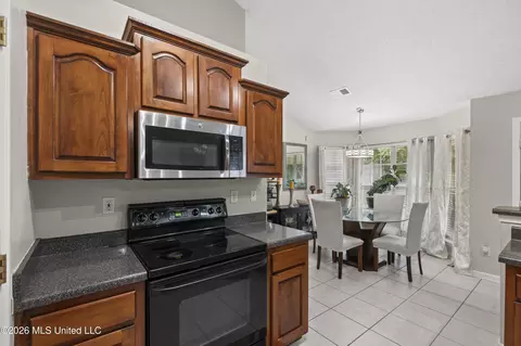 Kitchen - 6140 E Sandbourne, Olive Branch, MS 38654 photo 2 of 3