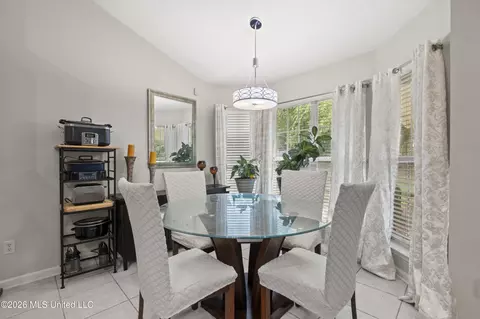 Dining - 6140 E Sandbourne, Olive Branch, MS 38654 photo 2 of 2