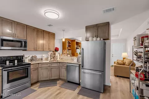Kitchen - 1084 Koloa Ct, Diamondhead, MS 39525 photo 2 of 3