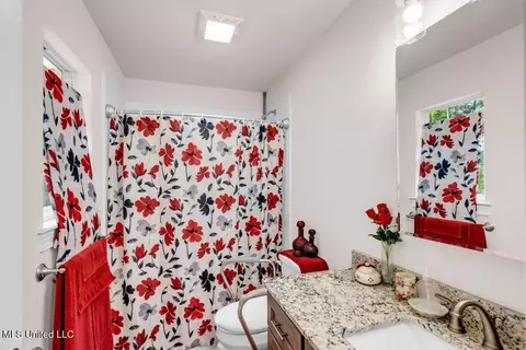 Bath - 1084 Koloa Ct, Diamondhead, MS 39525 photo 1 of 3