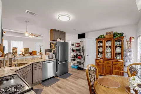 Kitchen - 1084 Koloa Ct, Diamondhead, MS 39525 photo 3 of 3
