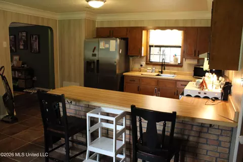 Kitchen - 8517 Greenfields Rd, Moss Point, MS 39562 photo 5 of 6