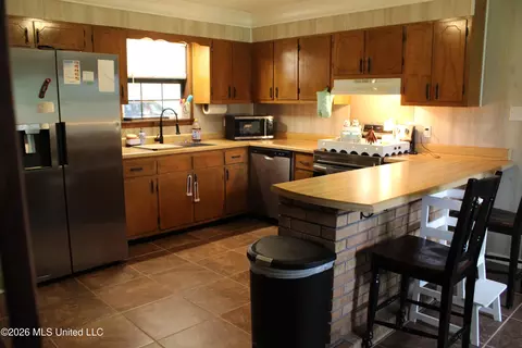 Kitchen - 8517 Greenfields Rd, Moss Point, MS 39562 photo 2 of 6