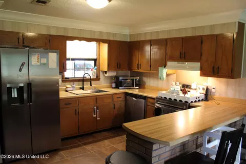 Kitchen - 8517 Greenfields Rd, Moss Point, MS 39562 photo 3 of 6