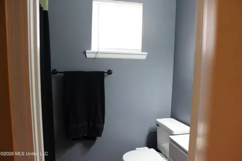 Bath - 8517 Greenfields Rd, Moss Point, MS 39562 photo 2 of 5