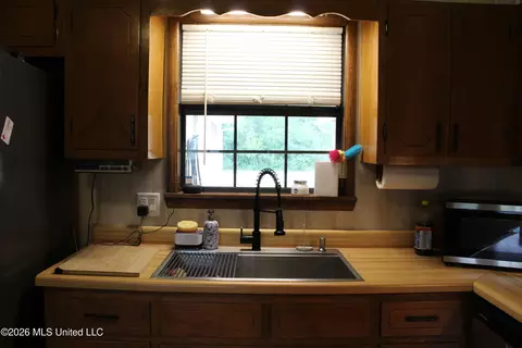 Kitchen - 8517 Greenfields Rd, Moss Point, MS 39562 photo 4 of 6