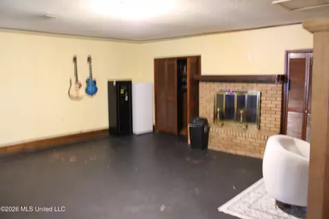 Living - 8517 Greenfields Rd, Moss Point, MS 39562 photo 1 of 1