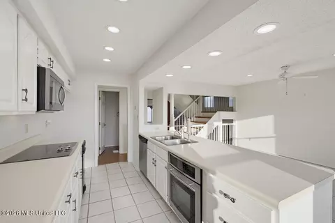 Kitchen - 40 Breakers Ln, Ridgeland, MS 39157 photo 2 of 3