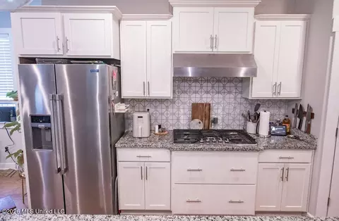 Kitchen - 433 Vicksburg Cv, Hernando, MS 38632 photo 1 of 2
