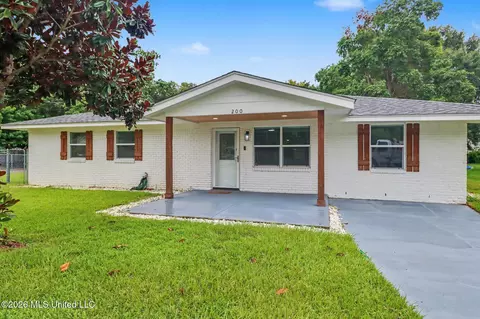 200 Beverly Dr, Ocean Springs, MS 39564