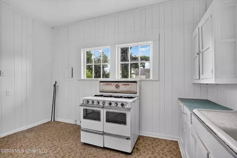 Kitchen - 3618 Bellview Ave, Moss Point, MS 39563 photo 7 of 10