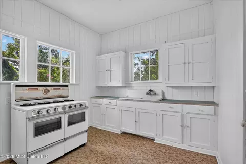 Kitchen - 3618 Bellview Ave, Moss Point, MS 39563 photo 10 of 10