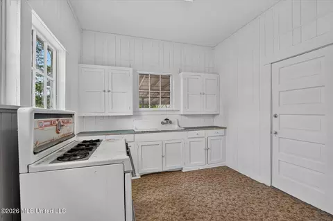 Kitchen - 3618 Bellview Ave, Moss Point, MS 39563 photo 8 of 10