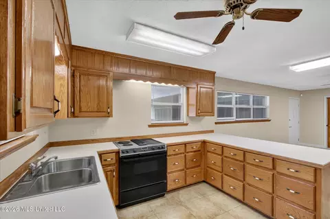Kitchen - 3618 Bellview Ave, Moss Point, MS 39563 photo 6 of 10