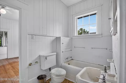 Bath - 3618 Bellview Ave, Moss Point, MS 39563 photo 9 of 10