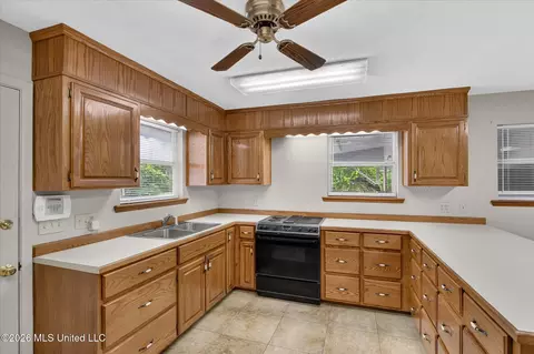 Kitchen - 3618 Bellview Ave, Moss Point, MS 39563 photo 5 of 10