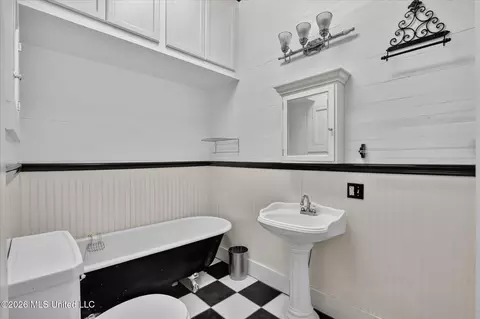 Bath - 3618 Bellview Ave, Moss Point, MS 39563 photo 5 of 10