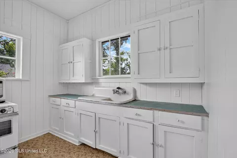 Kitchen - 3618 Bellview Ave, Moss Point, MS 39563 photo 9 of 10