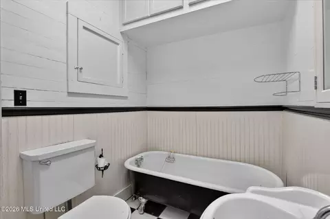 Bath - 3618 Bellview Ave, Moss Point, MS 39563 photo 6 of 10