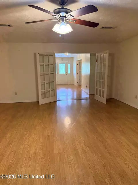 Living - 1117 NW Montgomery Ln, Wesson, MS 39191 photo 3 of 8