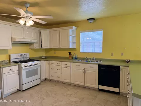 Kitchen - 1117 NW Montgomery Ln, Wesson, MS 39191 photo 2 of 3