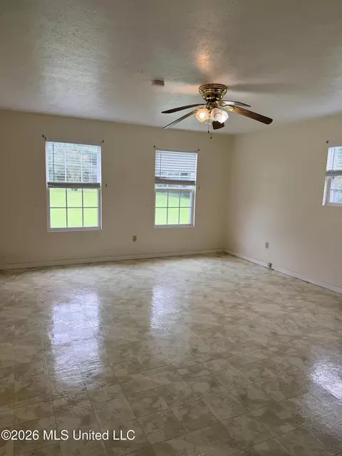 Living - 1117 NW Montgomery Ln, Wesson, MS 39191 photo 6 of 8