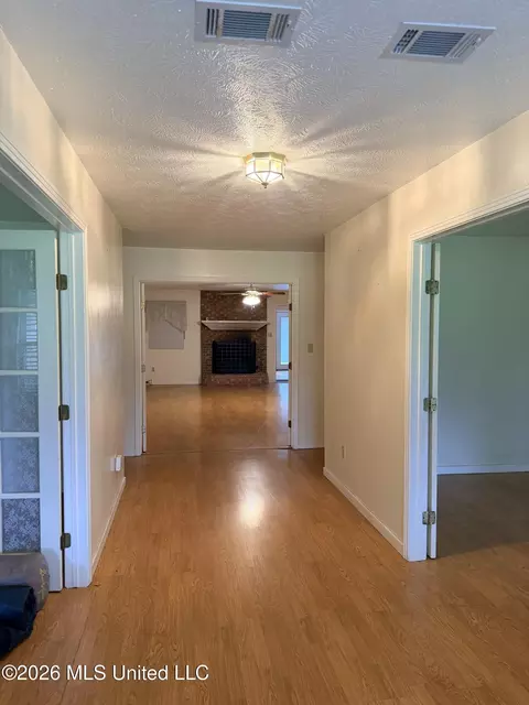 Entry Way - 1117 NW Montgomery Ln, Wesson, MS 39191 photo 2 of 4