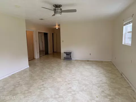 Living - 1117 NW Montgomery Ln, Wesson, MS 39191 photo 5 of 8