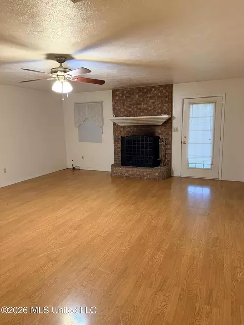 Living - 1117 NW Montgomery Ln, Wesson, MS 39191 photo 2 of 8