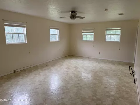 Living - 1117 NW Montgomery Ln, Wesson, MS 39191 photo 4 of 8