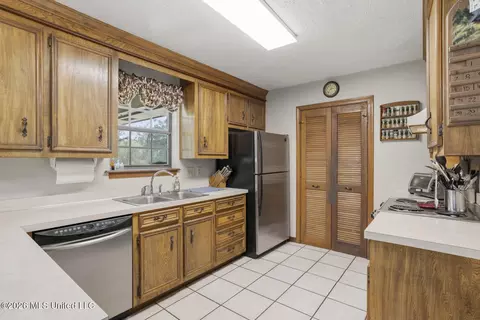 Kitchen - 5121 Old Jackson Rd, Terry, MS 39170 photo 2 of 3