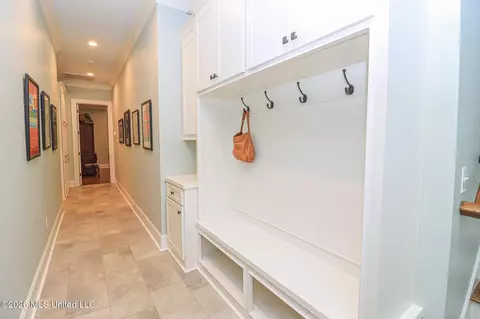 Entry Way - 170 Fallen Oak Dr, Brandon, MS 39047 photo 7 of 8