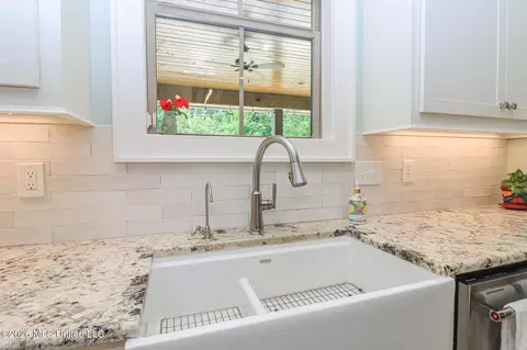 Kitchen - 170 Fallen Oak Dr, Brandon, MS 39047 photo 10 of 14