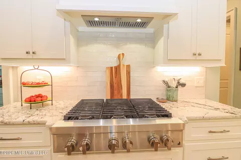 Kitchen - 170 Fallen Oak Dr, Brandon, MS 39047 photo 8 of 14