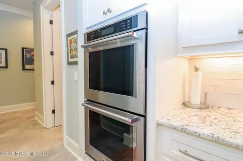 Kitchen - 170 Fallen Oak Dr, Brandon, MS 39047 photo 6 of 14