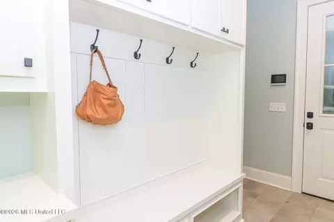 Entry Way - 170 Fallen Oak Dr, Brandon, MS 39047 photo 6 of 8