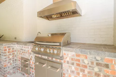 Kitchen - 170 Fallen Oak Dr, Brandon, MS 39047 photo 14 of 14