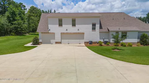 Exterior - 170 Fallen Oak Dr, Brandon, MS 39047 photo 13 of 19