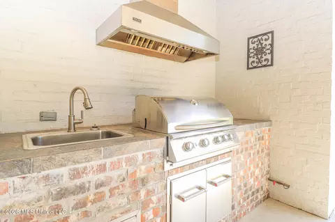 Kitchen - 170 Fallen Oak Dr, Brandon, MS 39047 photo 13 of 14