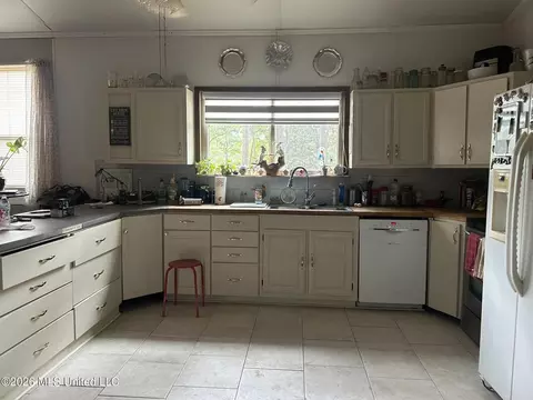 Kitchen - 211 Clark Cemetery Rd, Laurel, MS 39443 photo 1 of 3