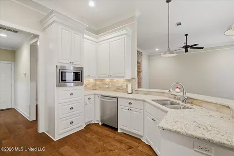 Kitchen - 221 Hidden Hills Pkwy, Brandon, MS 39047 photo 4 of 4