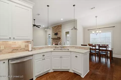 Kitchen - 221 Hidden Hills Pkwy, Brandon, MS 39047 photo 3 of 4