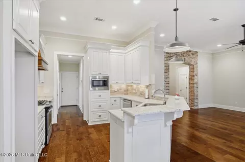 Kitchen - 221 Hidden Hills Pkwy, Brandon, MS 39047 photo 2 of 4