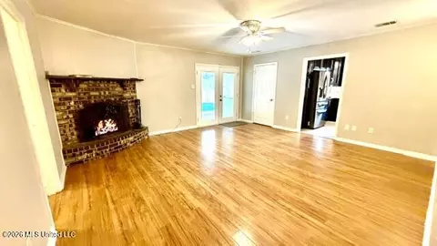 Living - 3924 Riverpine Dr, Moss Point, MS 39563 photo 2 of 8