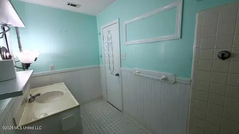 Bath - 3924 Riverpine Dr, Moss Point, MS 39563 photo 5 of 8