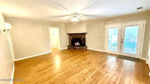 Living - 3924 Riverpine Dr, Moss Point, MS 39563 photo 3 of 8