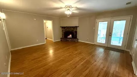 Living - 3924 Riverpine Dr, Moss Point, MS 39563 photo 7 of 8