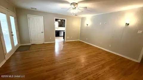 Living - 3924 Riverpine Dr, Moss Point, MS 39563 photo 5 of 8