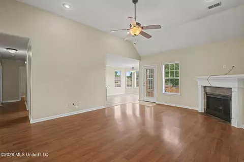 Living - 1337 Holly Springs Rd, Hernando, MS 38632 photo 2 of 3