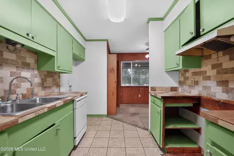 Kitchen - 5312 Cedar Park Dr, Jackson, MS 39206 photo 2 of 2